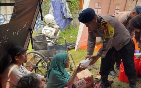 Randurlap Brimob Beroperasi Layani Kebutuhan Korban Kebakaran